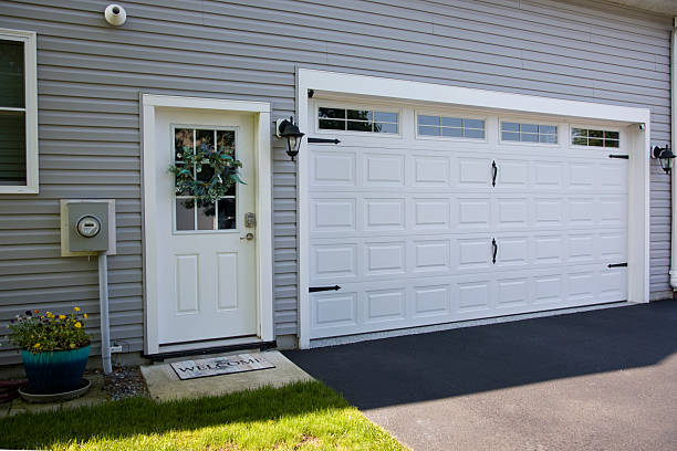 24/7 Emergency Garage Door Panel Replacement experts in Seis Lagos, TX